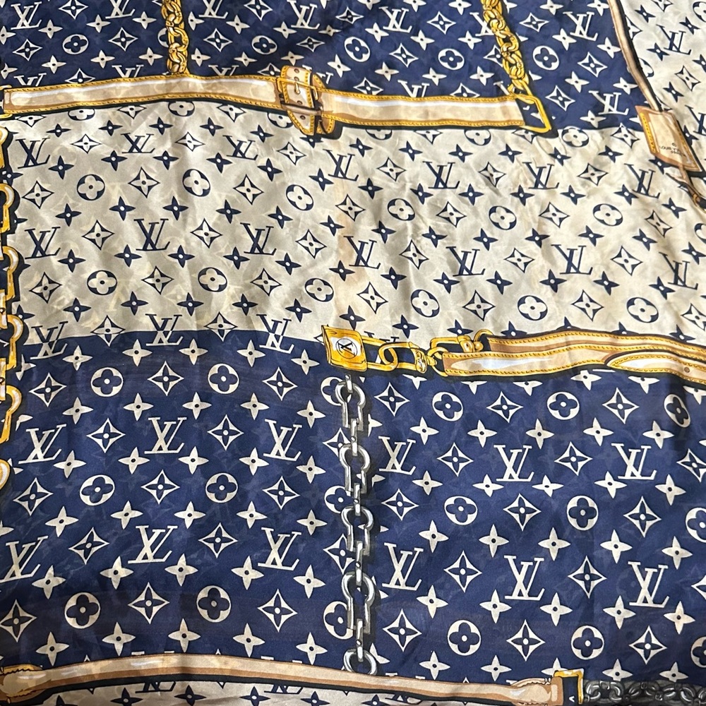 Louis vuitton Scarf !!